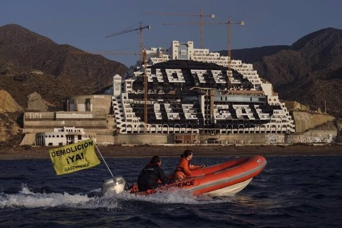 Imagen de archivo de una zódiac de Greenpeace navegando frente al hotel de El Algarrobico