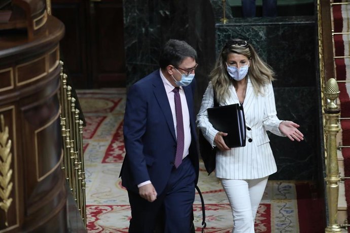 El portavoz del PNV en el Congreso, Aitor Esteban, habla con la ministra de Trabajo, Yolanda Díaz, tras una sesión plenaria en el Congreso