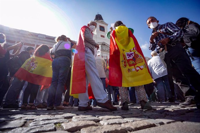 Convocadas por el sindicato de Vox, 'Solidaridad', varias personas se manifiestan en la Puerta del Sol para pedir la dimisión del Gobierno de Pedro Sánchez por su gestión de la pandemia del coronavirus, en Madrid (España), a 21 de septiembre de 2020. 