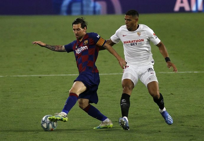 Diego Carlos y Leo Messi en un Sevilla-Barcelona