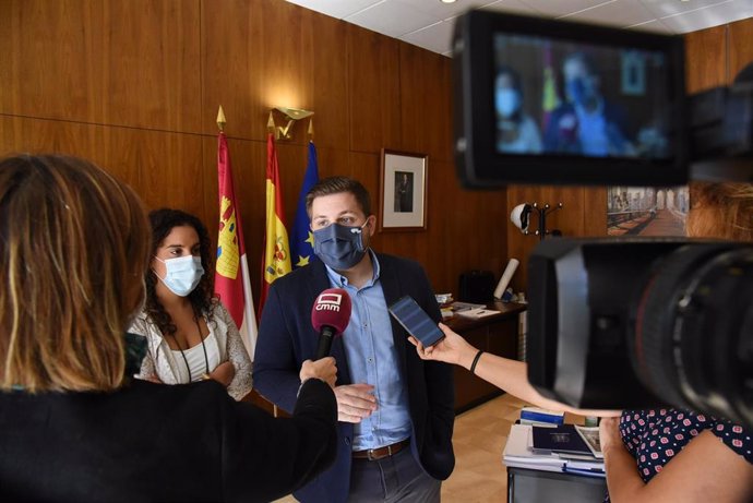 El consejero de Fomento, Nacho Hernando, atiende a los medios, antes de reunirse virtualmente con la presidenta de la FEMP en C-LM, Tita García Élez.
