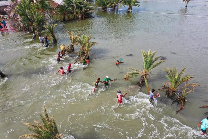 Personas damnificadas por el ciclón 'Amphan' en Bangladesh