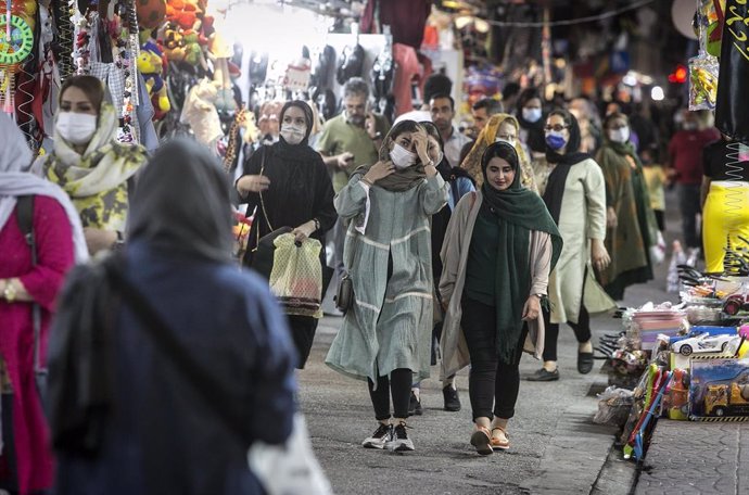 Personas con mascarilla en un mercado de Tonekabon, Irán