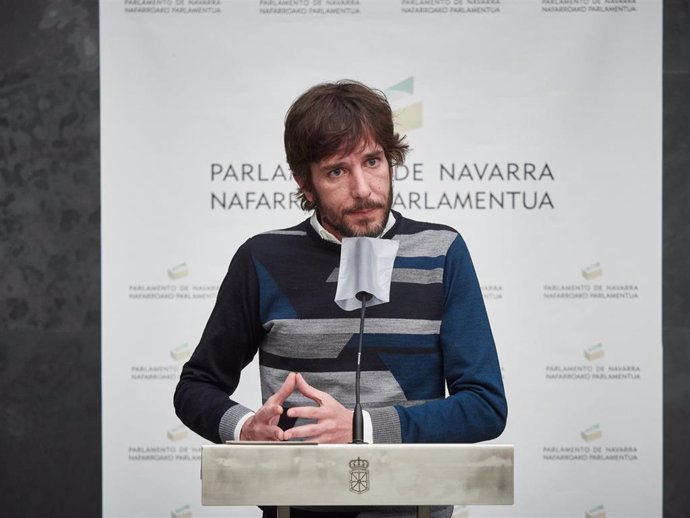 El portavoz de Podemos, Mikel Buil, en una rueda de prensa en el Parlamento de Navarra.