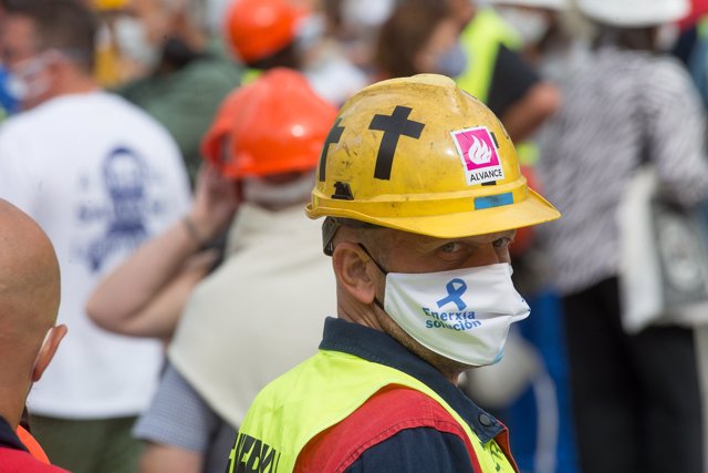 Un asistente a la concentración de los trabajadores de Alcoa en San Cibrao se porta uno de los cascos con el logo de Alvance, perteneciente al mismo grupo GFG Alliance, repartidos en la manifestación 