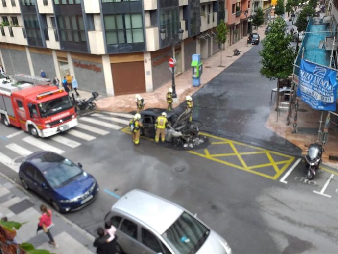 Vehículo incendiado en Oviedo.