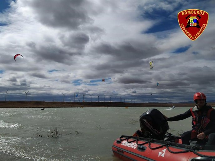 Los bomberos de la DPZ colaboran en el Open Nacional y el campeonato de Aragón de Kitesurf y Windsurf.
