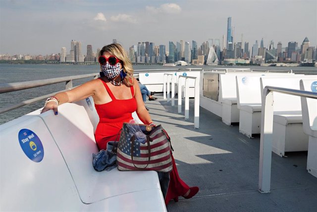 Mujer con mascarilla en un barco turístico en Nueva York durante la pandemia de coronavirus