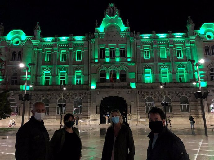 El Ayuntamiento de Santander se ilumina de verde por el Día del Farmacéutico