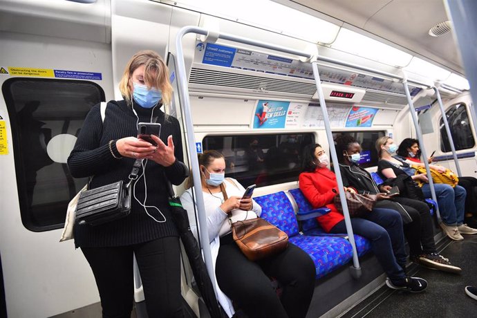 Pasajeros con mascarillas en el metro de Londres