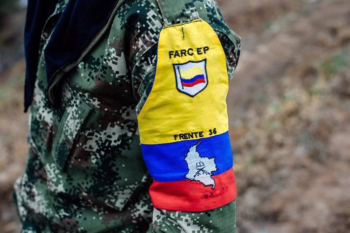 Un guerrillero del Frente 36 de las ya desmovilizadas Fuerzas Armadas Revolucionarias de Colombia (FARC)