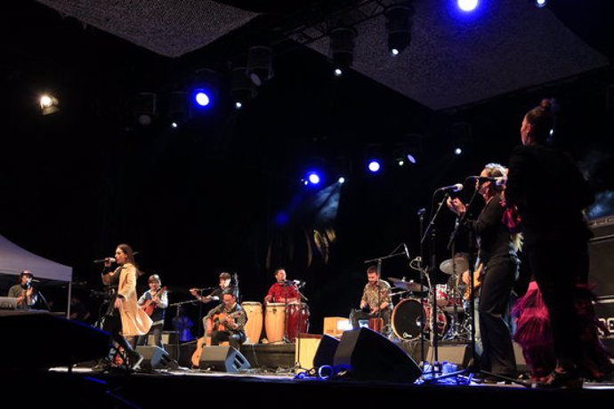 Concert 'Homenatge a Xavi Turull' al Park Güell per la Merc, amb músics i amics del percussionista interpretant 'Cielo Azul'. Pla general. 26 de setembre del 2020. (Horitzontal)