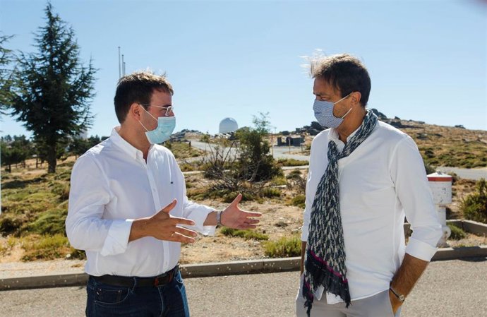 El diputado provincial de Turismo en Almería, Fernando Giménez, con el tenista francés Henry Laconte