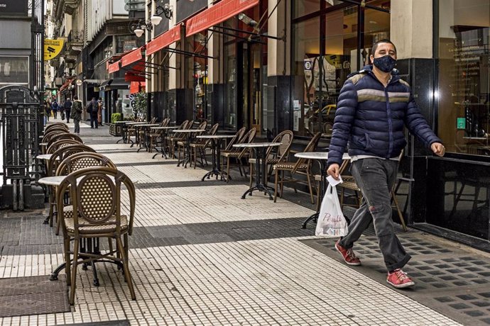 Un hombre pase por las calles de Buenos Aires con mascarilla por el coronavirus. 
