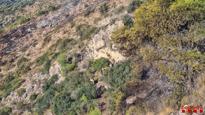 Pla general de bomber treballant en les tasques d'extinció d'un incendi que s'ha declarat al terme municipal de Vinebre (Ribera d'Ebre). Imatge del 27 de setembre del 2020 (Horitzontal).