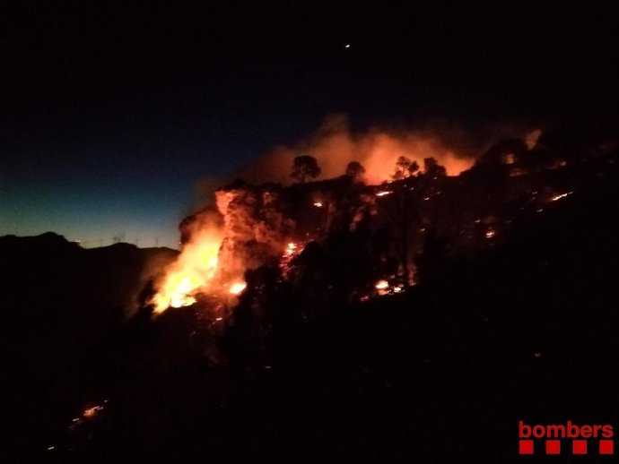 Los Bombers de la Generalitat trabajan este domingo por la mañana en un incendio forestal "con mucho potencial" en Vinebre (Tarragona), al que se han enviado 50 dotaciones terrestres y siete medios aéreos.