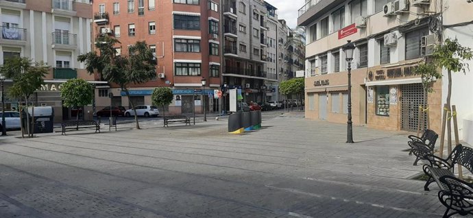 Una plaza del centro de Huelva vacío tras el decrero de estado de alarma por el coronavirus, en una imagen de archivo.