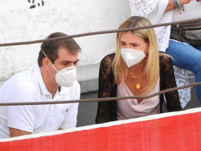 ANA SORIA EN LA PLAZA DE TOROS DE GRANADA VIENDO A ENRIQUE PONCE TOREAR