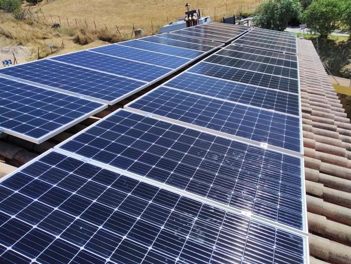 Placas instaladas en la piscina municipal de Jimera de Líbar dentro de un proyecto piloto de la Diputación de Málaga para el ahorro de energía