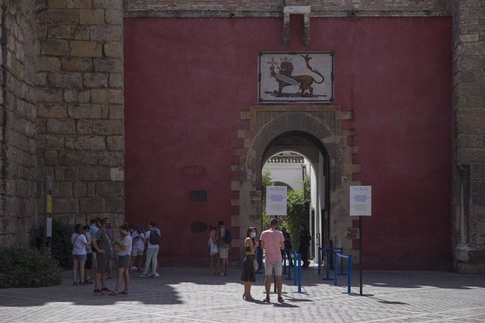 Afluencia de turistas y visitantes en la entrada al Real Alcázar. En Sevilla, (Andalucía, España), a 27 de agosto de 2020.