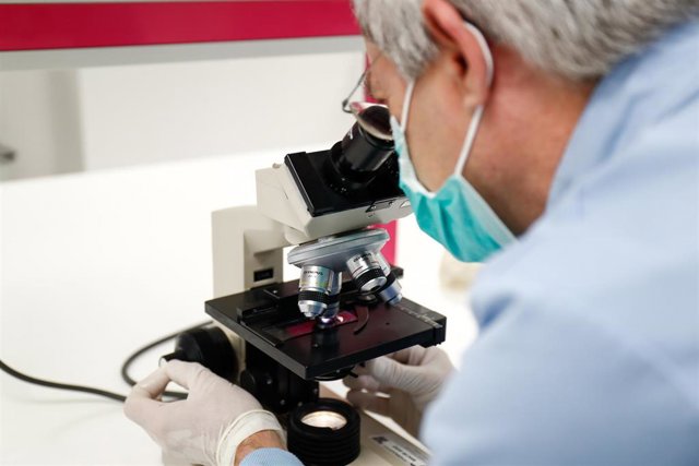 Un hombre trabaja mirando por un microscopio en el edificio del Control de Calidad del Laboratorio del Centro Militar de Farmacia de la Defensa en la base logística de San Pedro,en Colmenar Viejo/Madrid (España) a 16 de abril de 2020.