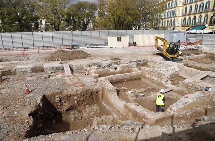 Arqueólogos estudian un esqueleto hallado en las excavaciones del antiguo Cine Astoria, donde creen que los restos humanos son de la primera ocupación cristiana en el siglo XVI. En Málaga, a 07 de febrero de 2020.