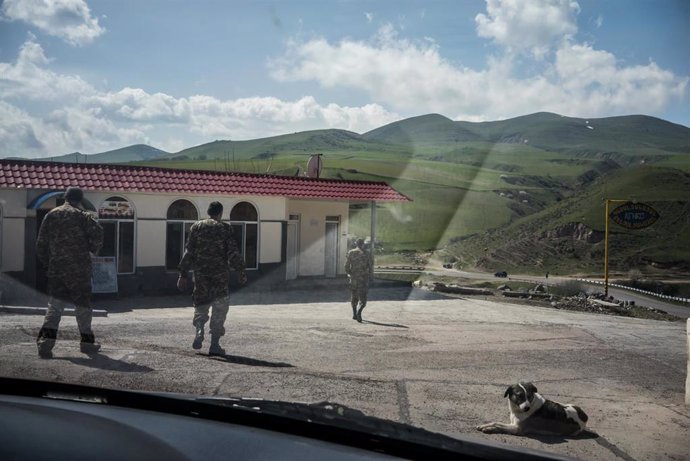 Soldados armenios en la línea de contacto con Azerbaiyán en Nagorno-Karabaj