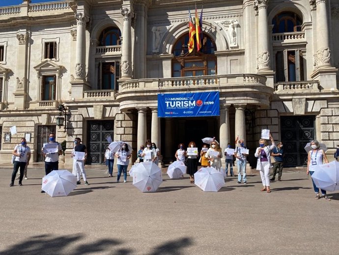 Concentración convocada por la asociación de guías turísticos oficiales de la Comunitat Valenciana, celebrada este domingo en Valncia