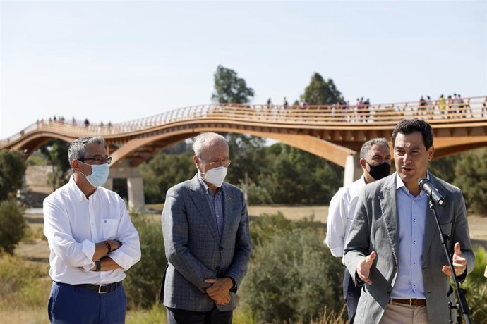 El presidente de la Junta de Andalucía, Juanma Moreno, e la inauguración del puente peatonal de madera sobre el río Guadalhorce