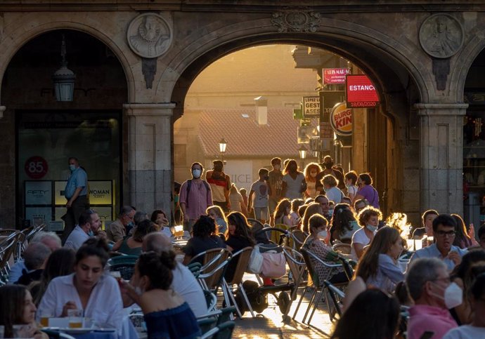 Turistas con mascarilla en la Plaza Mayor de la ciudad de Salamanca  durante la pandemia del Covid.19