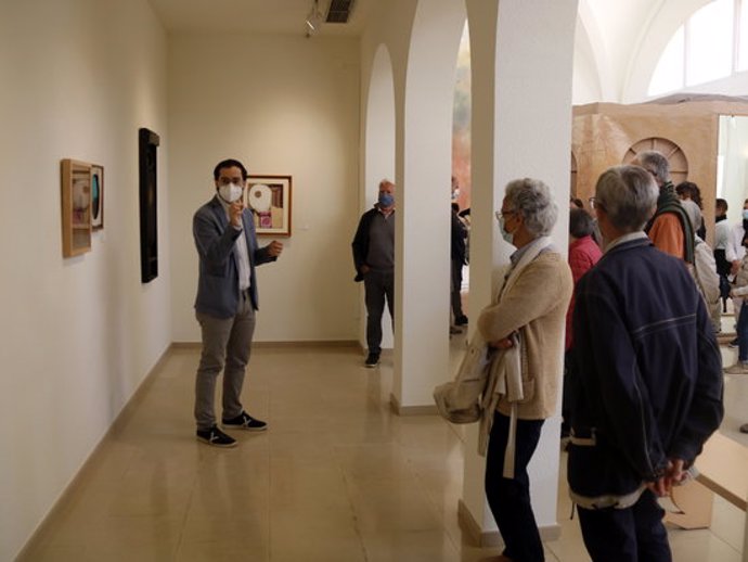 Pla general del comissari de l'exposició 'llindars', Bernat Puigdollers, i els visitants a la mostra de l'Espai Guinovart, el 27 de setembre de 2020. (Horitzontal)