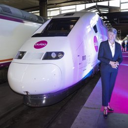 La directora de Ouigo en España, Hélne Valenzuela, en un andén de Atocha junto a uno de los modelos de tren con los que la empresa iniciará sus operaciones en España
