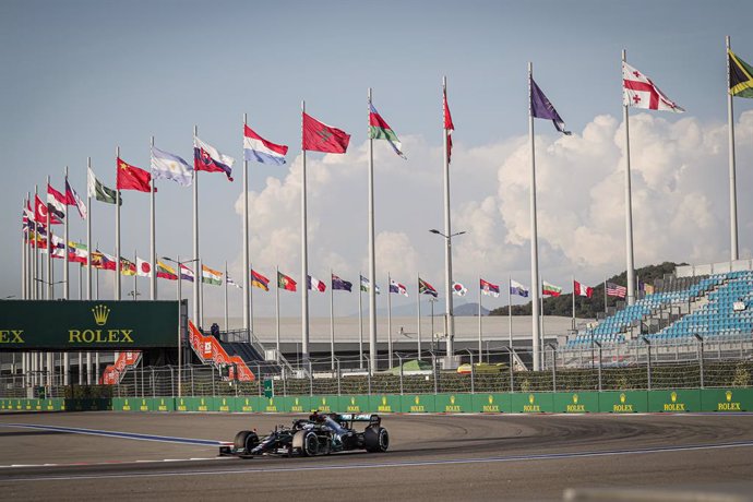 AV.- Fórmula 1/GP Rusia.- Bottas aprovecha la sanción de Hamilton en Sochi y Sai