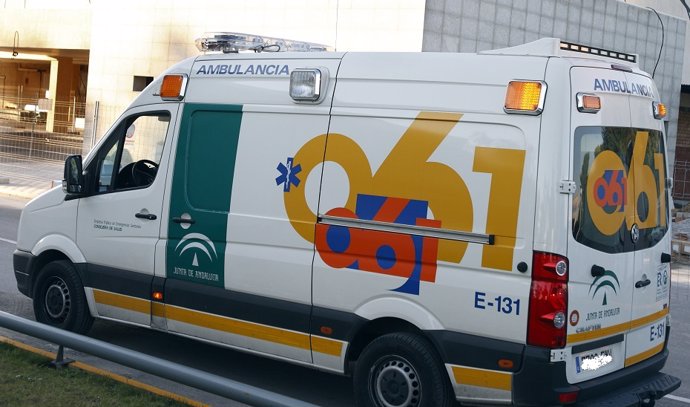 Huelva.- Sucesos.- Cuatro hombres evacuados la hospital heridos tras volcar su vehículo en la carretera A-484 en Almonte