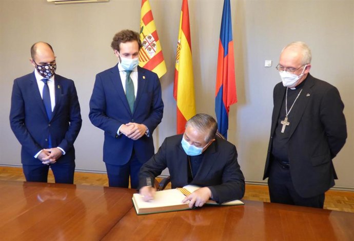 El nuncio del papa en España firma en el Libro de Oro del Ayuntamiento de Monzón.