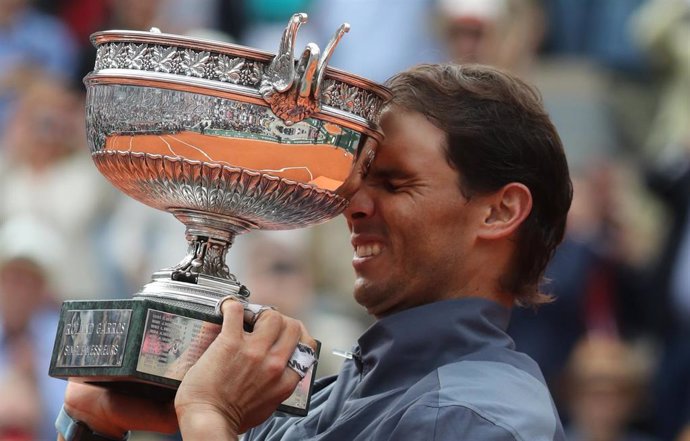 Rafa Nadal levanta su trofeo de campeón de Roland Garros en 2019