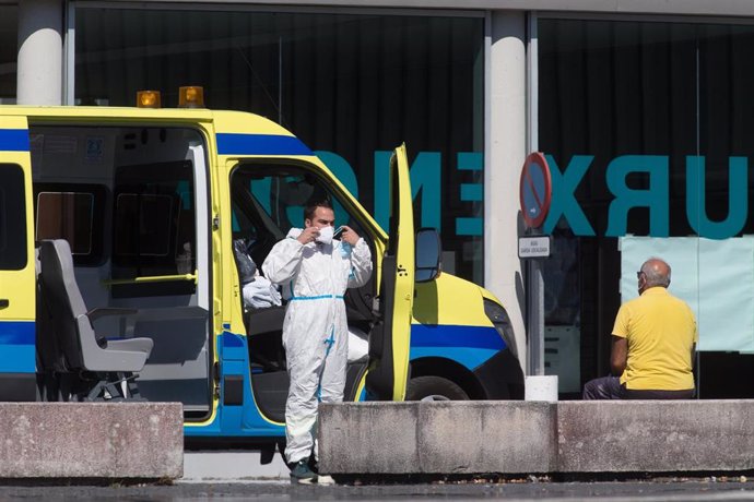 Un profesional sanitario baja de la ambulancia en la que viaja un paciente con Covid-19 que ha sido trasladado desde el Hospital de O Incio al Hospital de Lugo, Galicia (España), a 3 de septiembre de 2020. El centro de O Incio ha registrado ya nueve fal