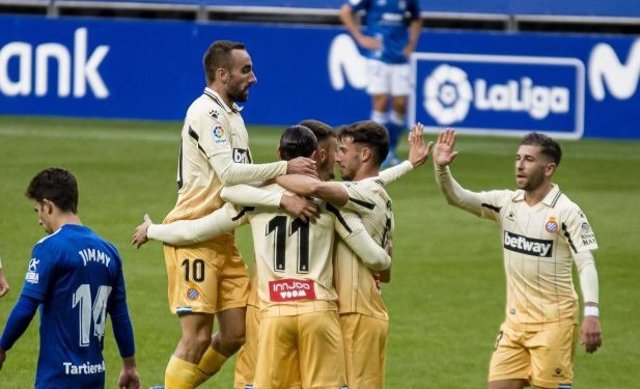 El Espanyol celebra un gol en Oviedo