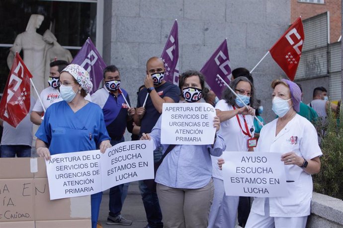 Varios sanitarios se concentran con pancartas como signo de protesta frente al Hospital Clínico San Carlos, en Madrid (España), a 15 de septiembre de 2020. 