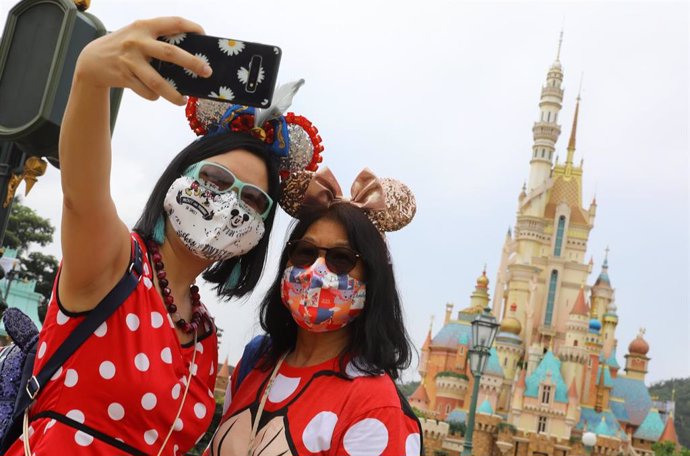 Las instlaciones de Disneyland en Hong Kong han reabierto sus puertas dos meses después de permanecer cerradas por culpa del coronavirus.