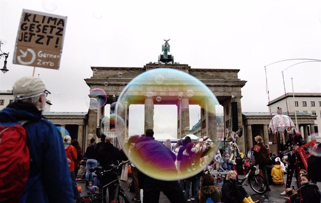Un hombre hace burbujas con jabón ante una manifestación del movimiento Viernes por el Futuro en Berlín