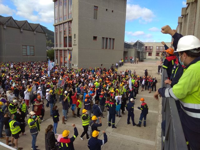 Protesta de los trabajadores de Alcoa este 27 de septiembre, horas antes de expirar el plazo de negociación para la venta de la planta de Cervo