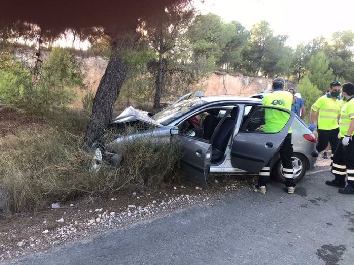 Heridos los tres ocupantes de un vehículo al colisionar contra un árbol en Sierra Espuña