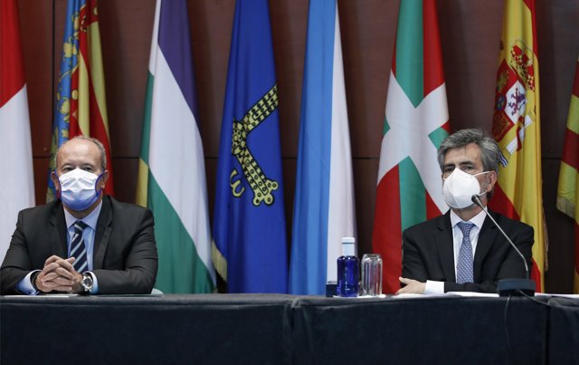 El ministro de Justicia, Juan Carlos Campo (i), y el presidente del Tribunal Supremo y del Consejo General del Poder Judicial (CGPJ), Carlos Lesmes, en Barcelona, Catalunya (España), a 25 de septiembre de 2020.