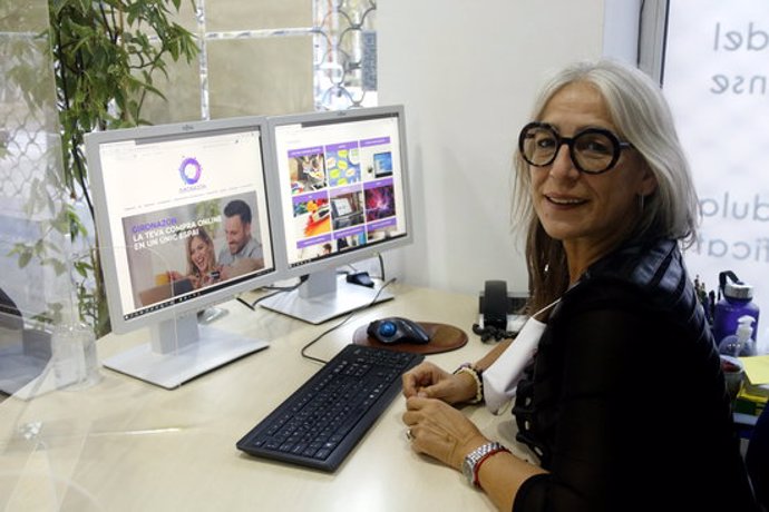 La presidenta de l'AGE, Maria Rosa Agustí, amb la pgina web de Gironazon oberta a l'ordinador. Imatge publicada el 28 de setembre del 2020 (Horitzontal)