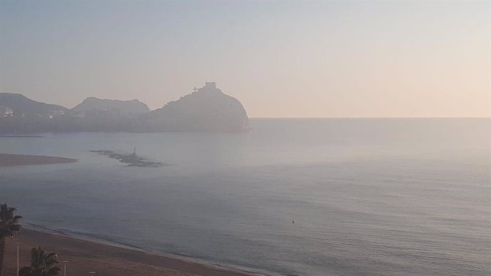 Imagen del puerto de Águilas envuelto en humo procedente de quemas agrícolas (otoño de 2019)
