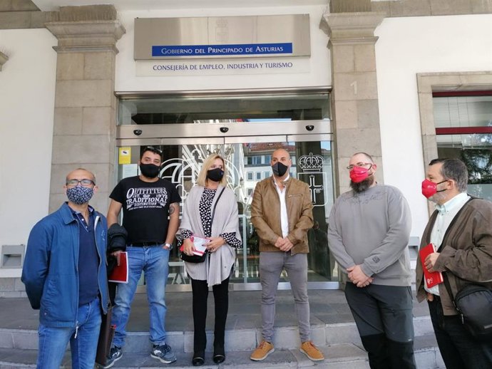 Representantes de las Federaciones de Industria de CCOO y de FICA-UGT antes de reunirse con el Consejero de Industria y Empleo, Enrique Fernández.