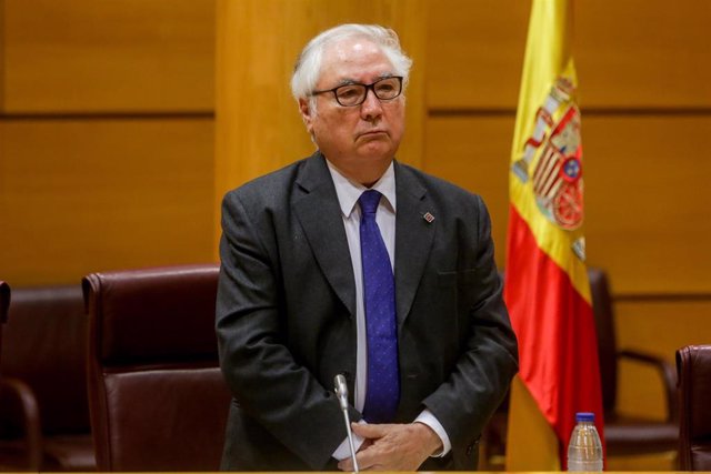 El ministro de Universidades, Manuel Castells, guarda un minuto de silencio antes de comparecer en el Senado en comisión de su departamento, en Madrid (España), a 22 de junio de 2020.