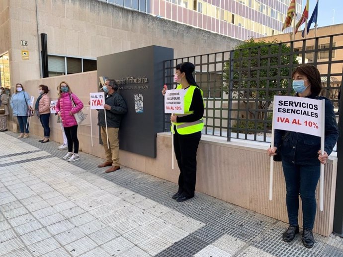 Acto de protesta de la Alianza por la Bajada del IVA al 10% a las Peluquerías