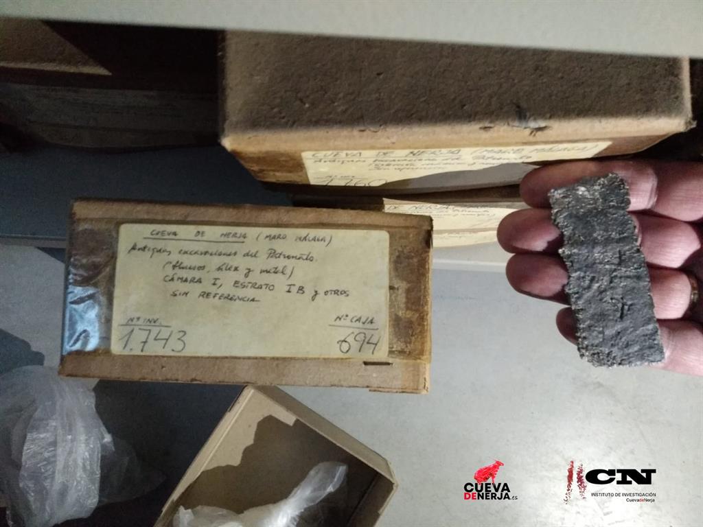 Estudian un amuleto de plomo hallado en la Cueva de Nerja (Málaga) que extiende en el tiempo el uso de la cavidad 3 Estudian un amuleto de plomo hallado en la Cueva de Nerja (Málaga) que extiende en el tiempo el uso de la cavidad 3